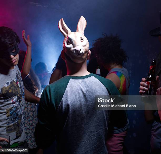 Mann In Bunny Maske Tanz Im Nachtclub Stockfoto und mehr Bilder von Party - Party, Diskothek, Tanzen