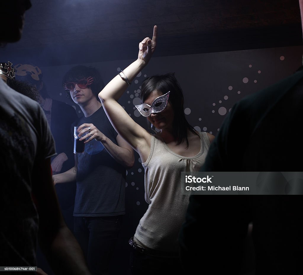 Peuple portait des masques dans un night-club, piste de danse - Photo de Fête libre de droits