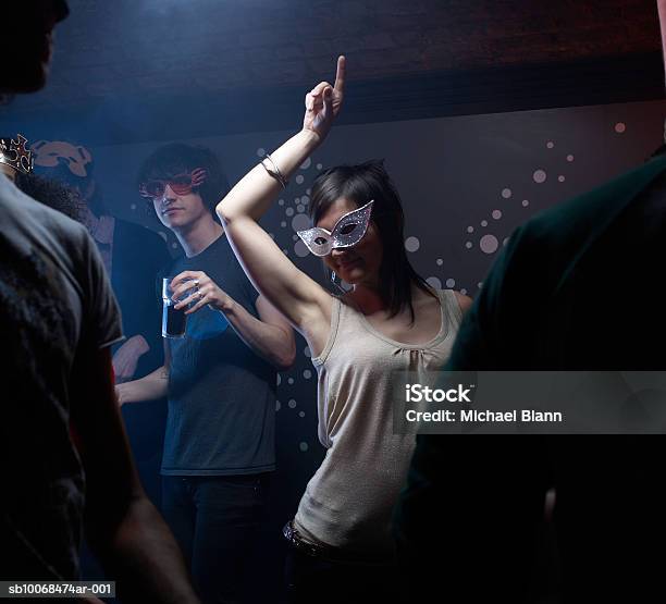 Photo libre de droit de Peuple Portait Des Masques Dans Un Nightclub Piste De Danse banque d'images et plus d'images libres de droit de Fête