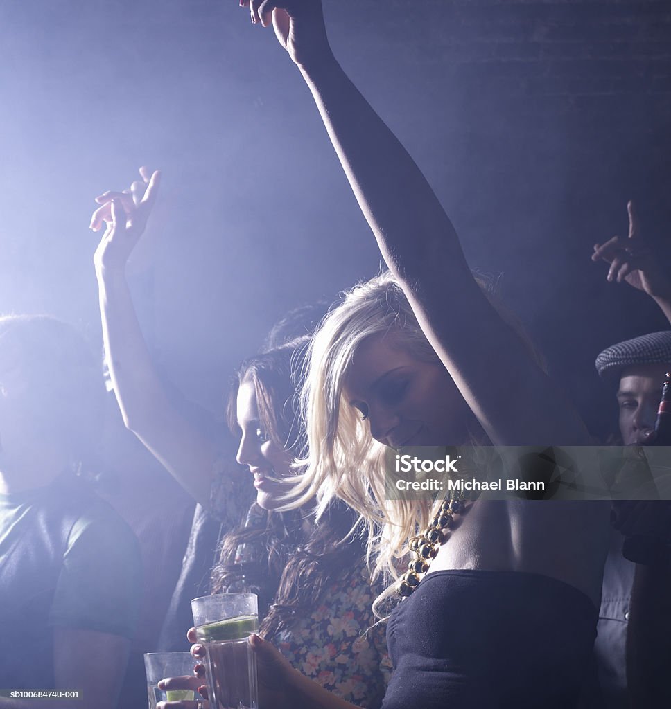 Groupe d'amis célébrant de fête dans la discothèque - Photo de Amitié libre de droits