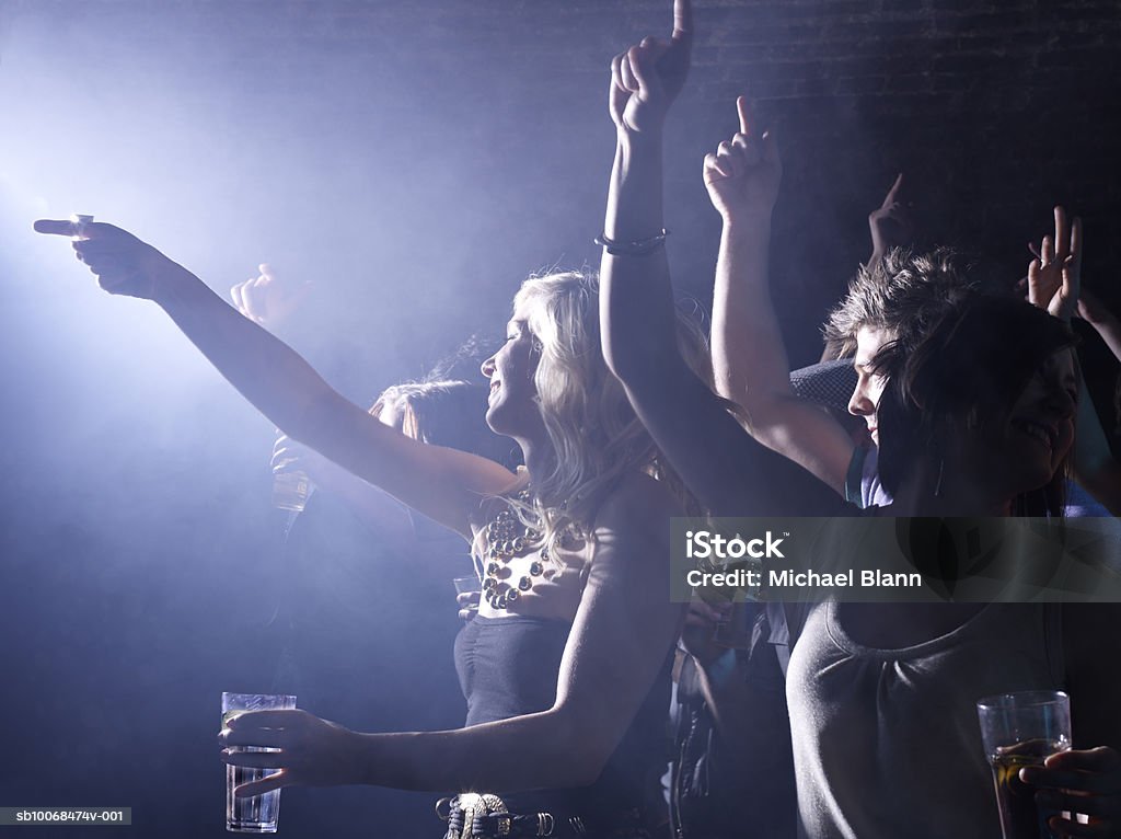 Grupo de amigos de celebrar en fiesta en club nocturno - Foto de stock de Fiesta libre de derechos