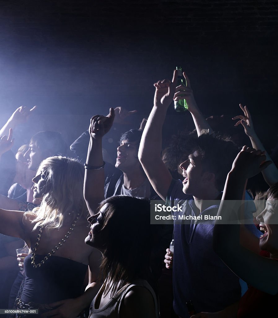 Gruppe von Freunden feiert auf party in night club - Lizenzfrei Party Stock-Foto