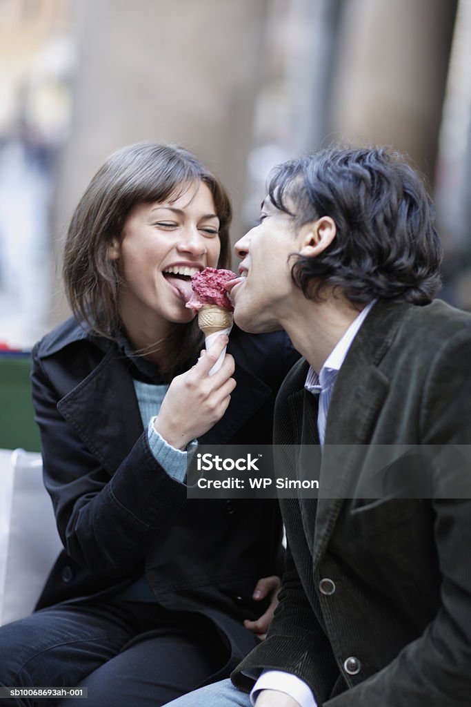 Italy, Rome, couple eating ice cream - Foto de stock de Felicidad libre de derechos