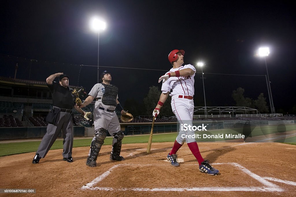 EUA, Califórnia, San Bernardino, baseball players assistir a bola - Foto de stock de Beisebol royalty-free