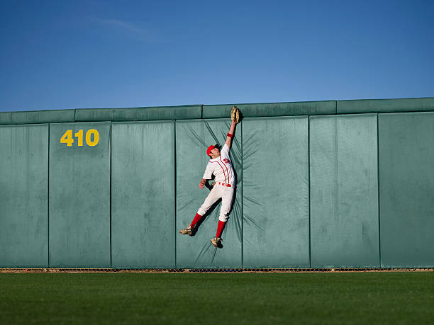 usa, california, san bernardino, decisiones del salto del jugador de béisbol - baseball player baseball sport catching fotografías e imágenes de stock