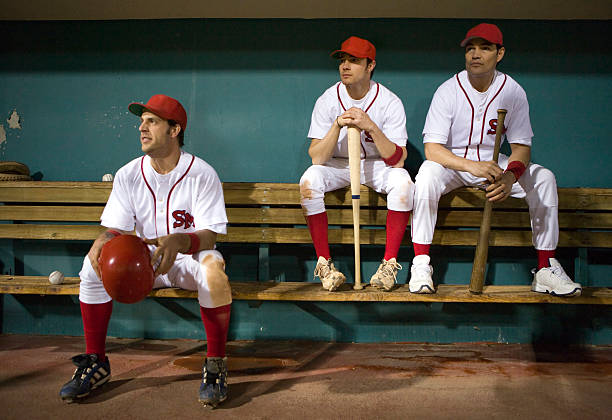 米国カリフォルニア州サンバーナディーノ、野球選手につかりたい - dugout baseball bench bat ストックフォトと画像