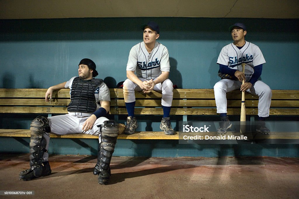 USA, Kalifornien, San Bernardino, baseball-Spieler sitzen in dug - Lizenzfrei Baseball Stock-Foto