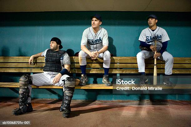 Usa Kalifornien San Bernardino Baseballspieler Sitzen In Dug Stockfoto und mehr Bilder von Baseball