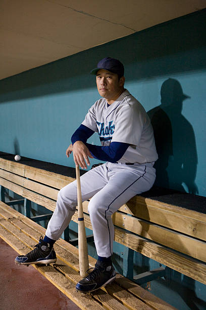 米国カリフォルニア州サンバーナディーノ、野球選手 dugo に座る - dugout baseball bench bat ストックフォトと画像