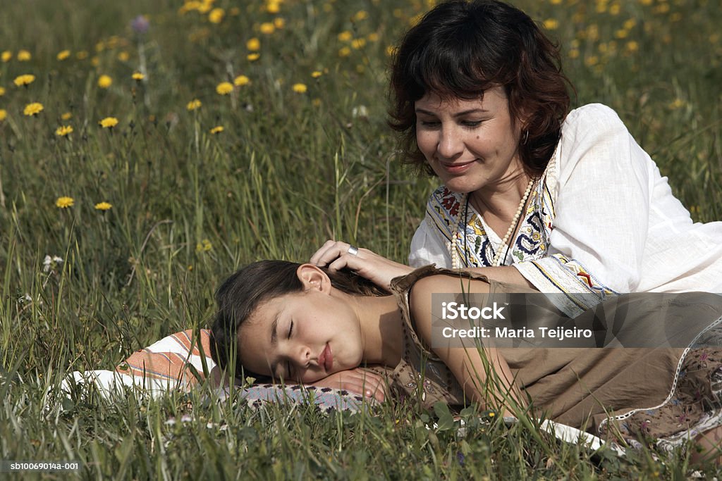 Mitte Erwachsene Frau entspannend mit Tochter (8.) in Wiese - Lizenzfrei 35-39 Jahre Stock-Foto