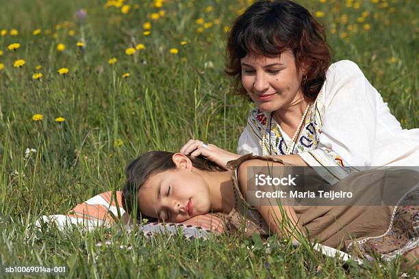 Mitte Erwachsene Frau Entspannend Mit Tochter In Wiese Stockfoto und mehr Bilder von 35-39 Jahre
