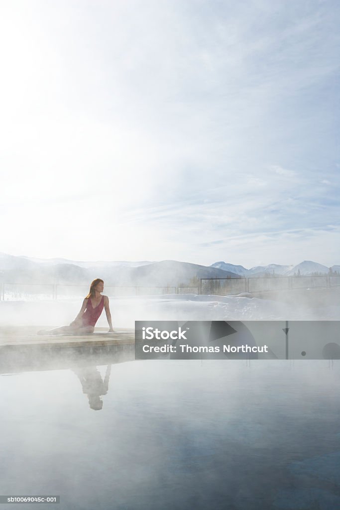 Junge Frau sitzt am pool - Lizenzfrei Thermalquelle Stock-Foto