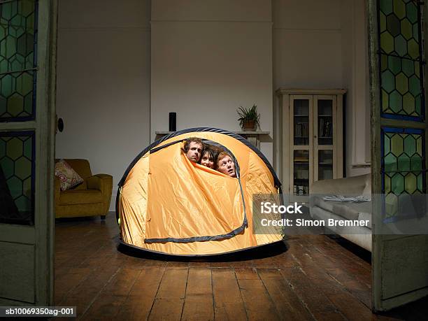 Drei Freunde Treiben Von Zelt Im Wohnzimmer Stockfoto und mehr Bilder von Humor - Humor, Camping, Das Leben zu Hause