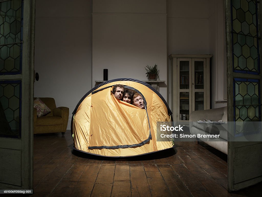 Tres amigos, levante de carpa en la sala de estar - Foto de stock de Humor libre de derechos