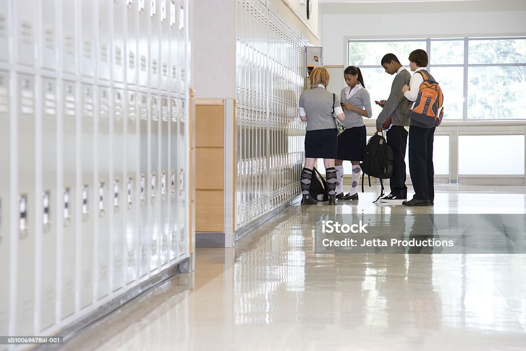 Escuela de niños en pasillo con casilleros individuales - Foto de stock de Edificio escolar libre de derechos