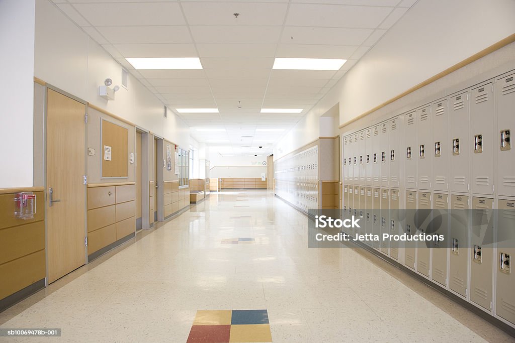 Schließfächer in leere high school-Korridor - Lizenzfrei Schulgebäude Stock-Foto