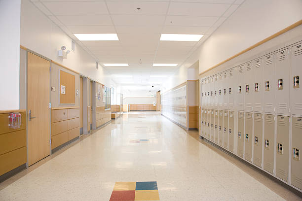 lockers in empty high school corridor - school stockfoto's en -beelden