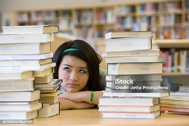 Schule Mädchen Die Auf Stapel Der Bücher In Der Bibliothek Stockfoto und mehr Bilder von Bibliothek
