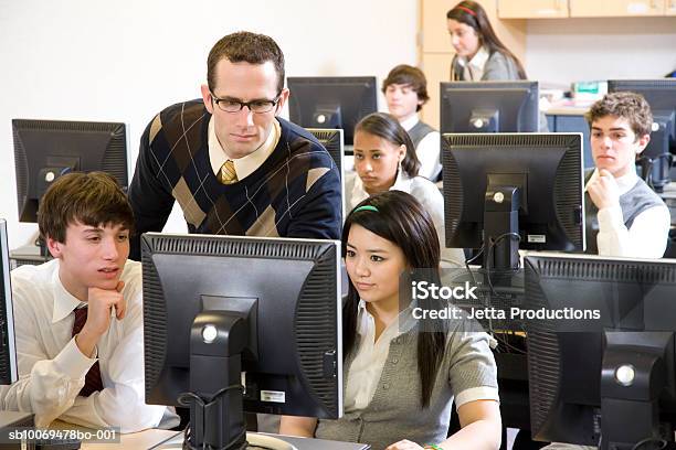 Lehrer Mit Schule Kinder Arbeitet In Computer Lab Stockfoto und mehr Bilder von Bildung