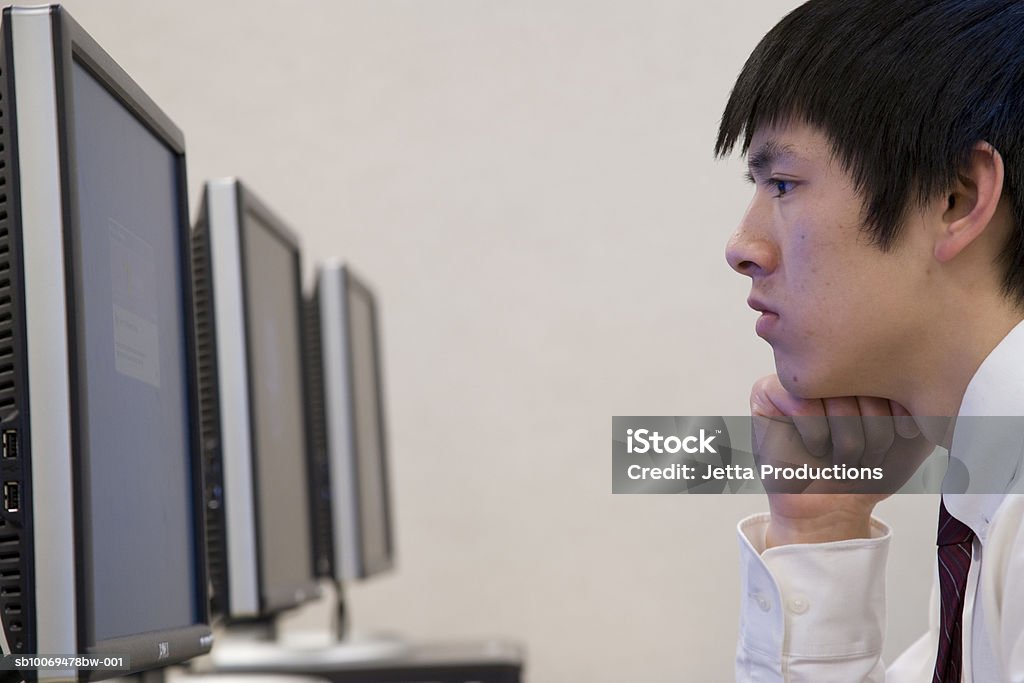 School boy (16-17) using computer in classroom - Royalty-free 16-17 jaar Stockfoto