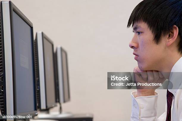 School Boy Using Computer In Classroom Stockfoto en meer beelden van 16-17 jaar - 16-17 jaar, Alleen tieners, Alleen één tienerjongen