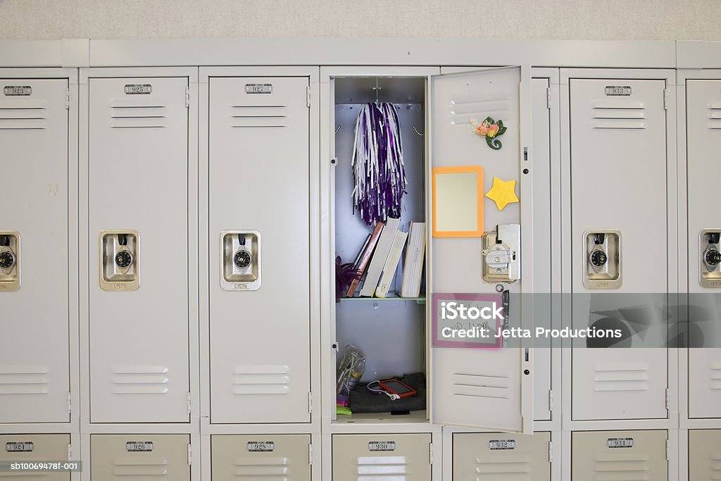 Casier ouvert à l'école - Photo de Casier de consigne libre de droits