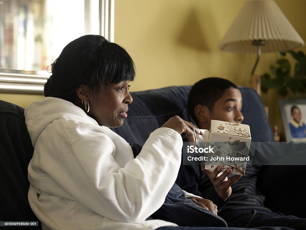 Mother and son (12-13) watching tv together, mother crying - Royalty-free 12-13 jaar Stockfoto