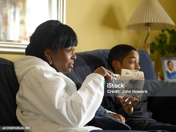 Mother And Son Watching Tv Together Mother Crying Stockfoto en meer beelden van 12-13 jaar