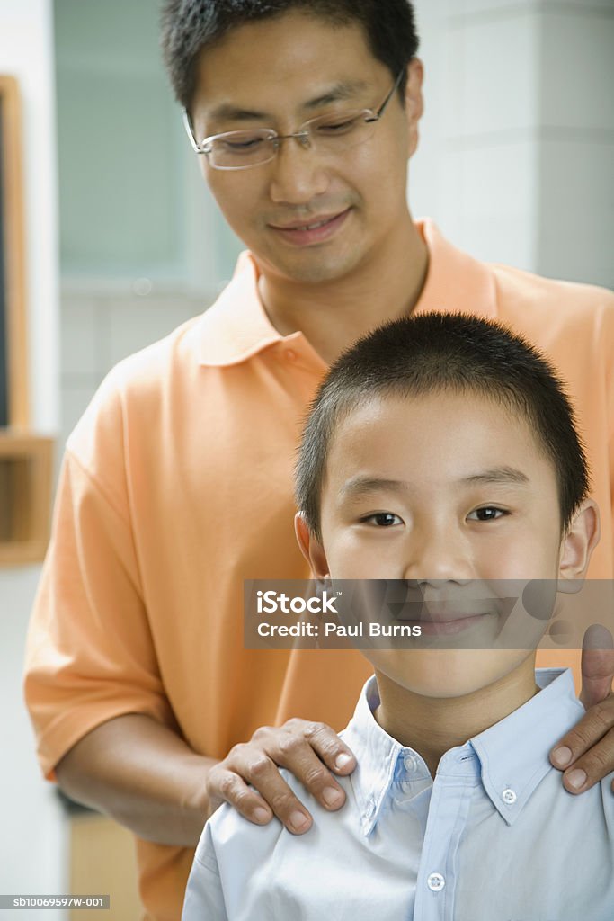 Father with son (8-9), smiling - Foto de stock de 35-39 Anos royalty-free