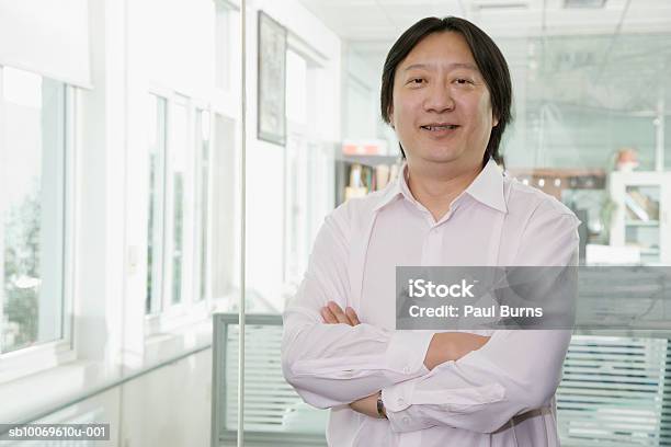 Businessman Standing With Arms Crossed Smiling Portrait - Fotografias de stock e mais imagens de 35-39 Anos