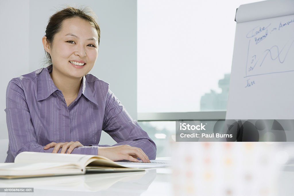 Businesswoman smiling, portrait - Foto de stock de 20-24 Anos royalty-free