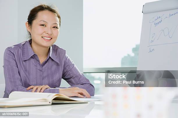 Foto de Businesswoman Smiling Portrait e mais fotos de stock de 20-24 Anos - 20-24 Anos, Adulto, Autoconfiança
