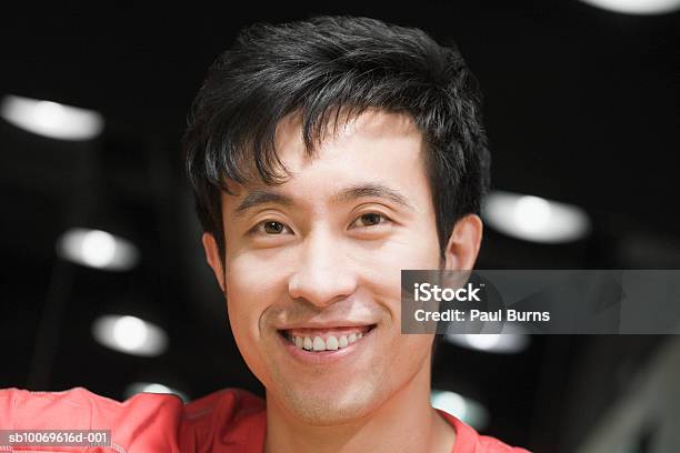 Young Man Smiling Portrait Closeup - Fotografias de stock e mais imagens de 25-29 Anos