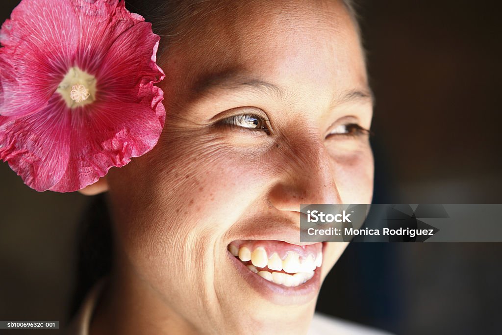 Mexico, Oaxaca, Young woman with flower in head - Lizenzfrei 20-24 Jahre Stock-Foto