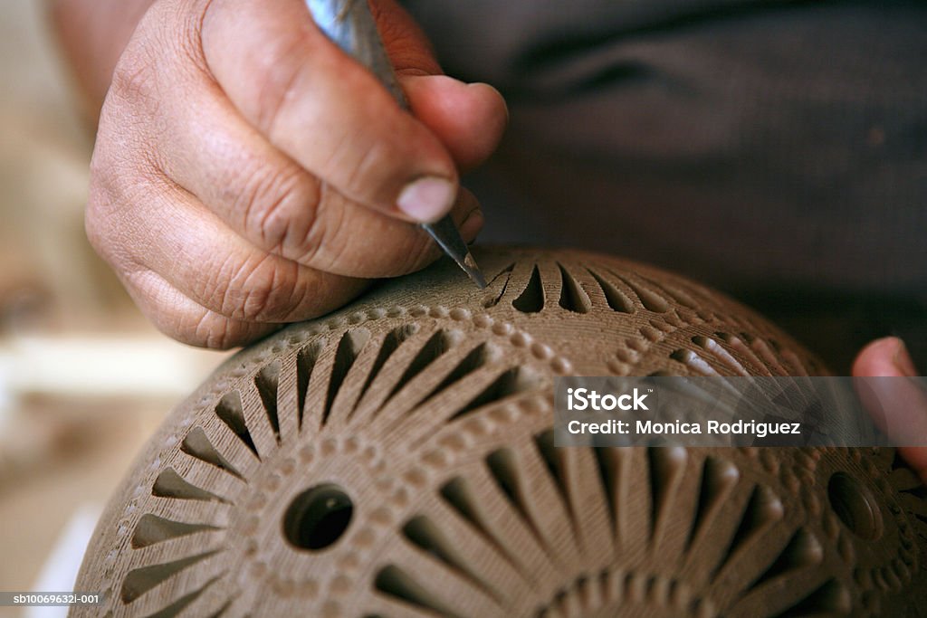 Mexico, Oaxaca, man making black ceramic decorative pottery, close-up of hands - Foto de stock de Tallar libre de derechos