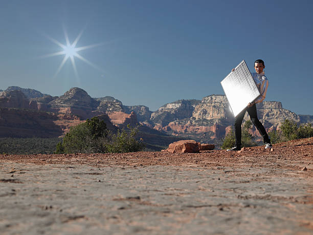 молодой человек с солнечная батарея, вид сбоку - side view southwest usa horizontal sun стоковые фото и изображения