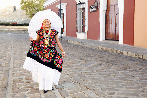 mexico, oaxaca, istmo, portrait of woman in traditional costume - costume traditionnel photos et images de collection