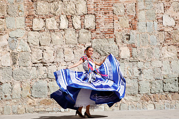 mexico, oaxaca, istmo, woman in traditional dress dancing - costume traditionnel photos et images de collection