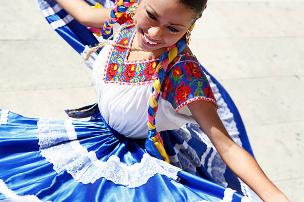 mexico, oaxaca, istmo, woman in traditional dress dancing - costume traditionnel photos et images de collection