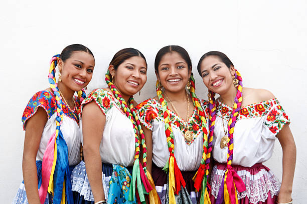 Mexico Oaxaca Istmo Group Portrait Of Women In Traditional Clothing  Outdoors Foto de stock y más banco de imágenes de México - iStock