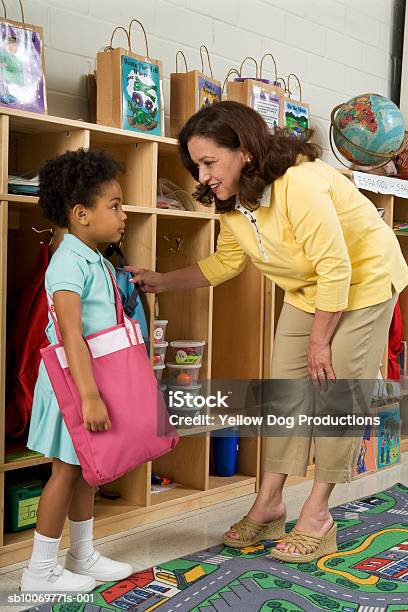 Teacher Talking To Girl In Classroom - Fotografias de stock e mais imagens de 4-5 Anos - 4-5 Anos, Cubículo, Cuidar de crianças