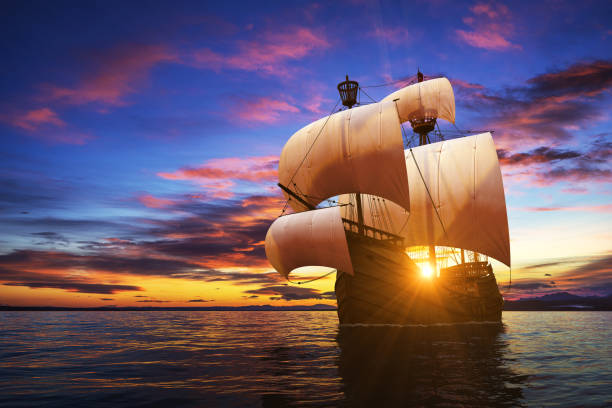 日没の背景にカラベル - 帆船点のイラスト素材／クリップアート素材／マンガ素材／アイコン素材