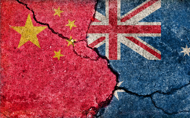 grunge kraju ilustracja flagi (pęknięty betonowe tło) / chiny vs australia (konflikt polityczny lub gospodarczy) - china stock illustrations