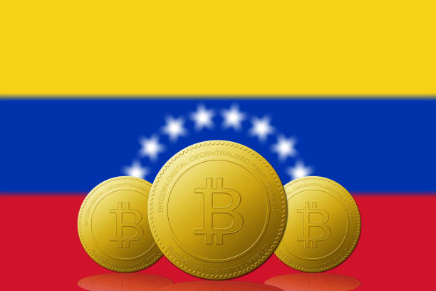 Trīs Bitcoin kriptovalūtas ar Venecuēlas karogu fonā.