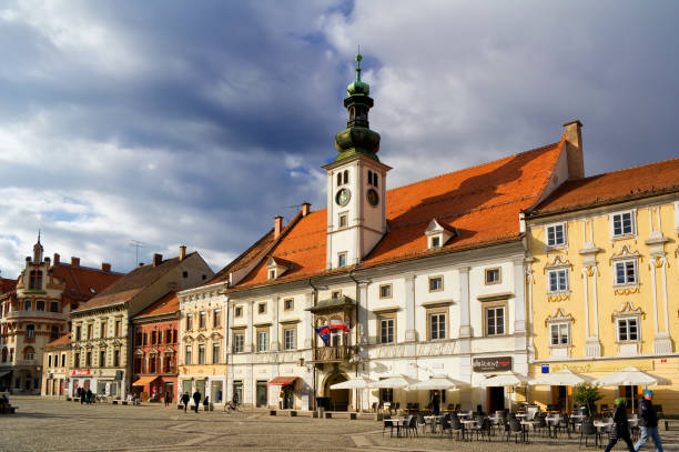 old town hall (rotovz), main square (glavni trg), maribor, slowenien - maribor slowenien stock-fotos und bilder