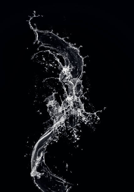 percikan air mengalir air pada latar belakang hitam - semprot potret stok, foto, & gambar bebas royalti