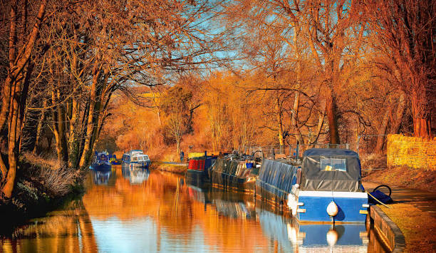 AUTUMN IN THE UK THE ENGLISH KENNETT AND AVON CANAL IN AUTUMN barge stock pictures, royalty-free photos & images