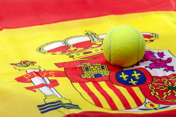 palla da tennis sullo scudo della bandiera spagnola.
concetto di successo del tennis spagnolo. - alcaraz foto e immagini stock