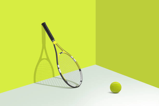 3d renderowania rakiety tenisowej stoi opierając się na jasnożółtej ścianie z piłką leżącą na białej podłodze w pobliżu. - wimbledon tennis zdjęcia i obrazy z banku zdjęć