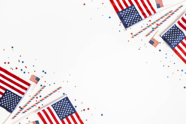 4 temmuz amerikan bağımsızlık günü süslemeleri beyaz arka plan üzerinde. düz yatıyordu, üst görünüm, kopya alanı - july 4 stok fotoğraflar ve resimler